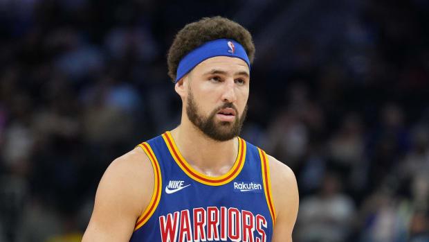 Golden State Warriors shooting guard wears the Anta KT7.